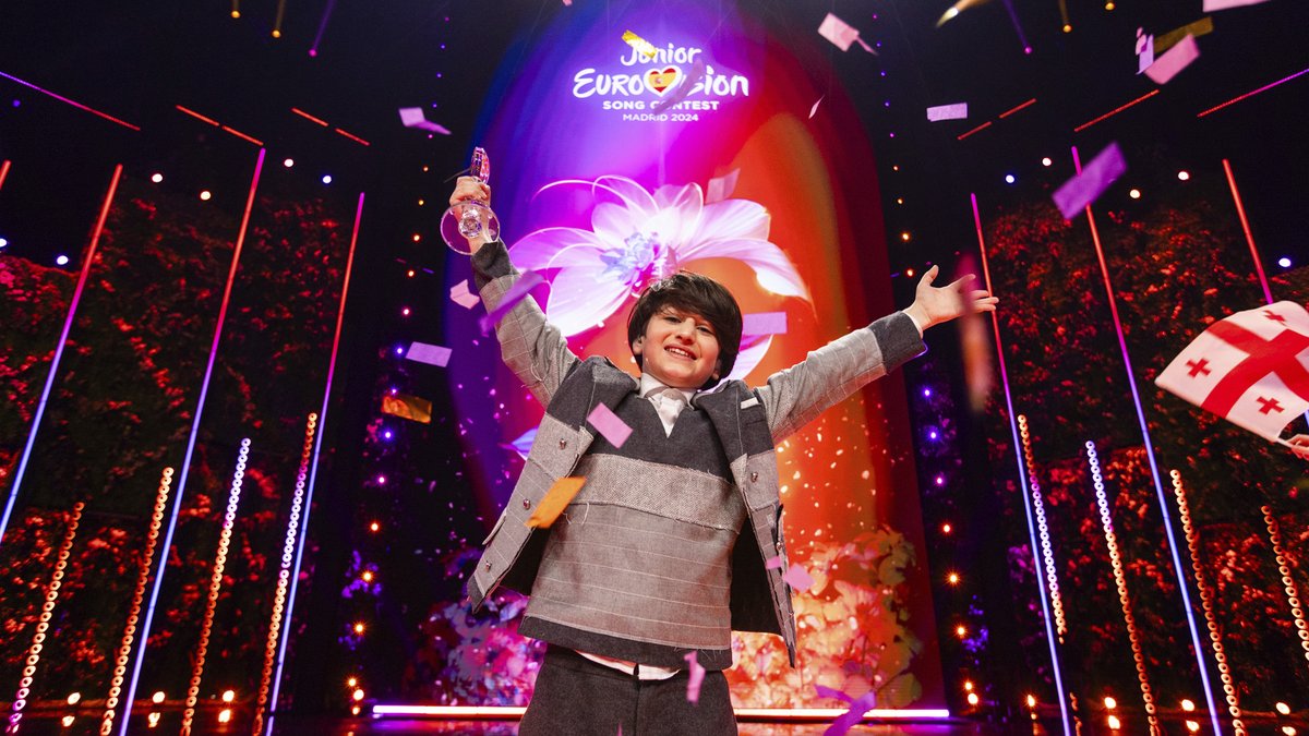 eurovision_tve's tweet photo. El festival de #EurovisionJunior2024, éxito de audiencias jóvenes en televisión y plataformas.

🧵Abrimos hilo con algunos de los datos más importantes de esta edición👇

#LetsBloom #JESC2024 
https://t.co/zesIHszl7a https://t.co/a4xzkGC1eE