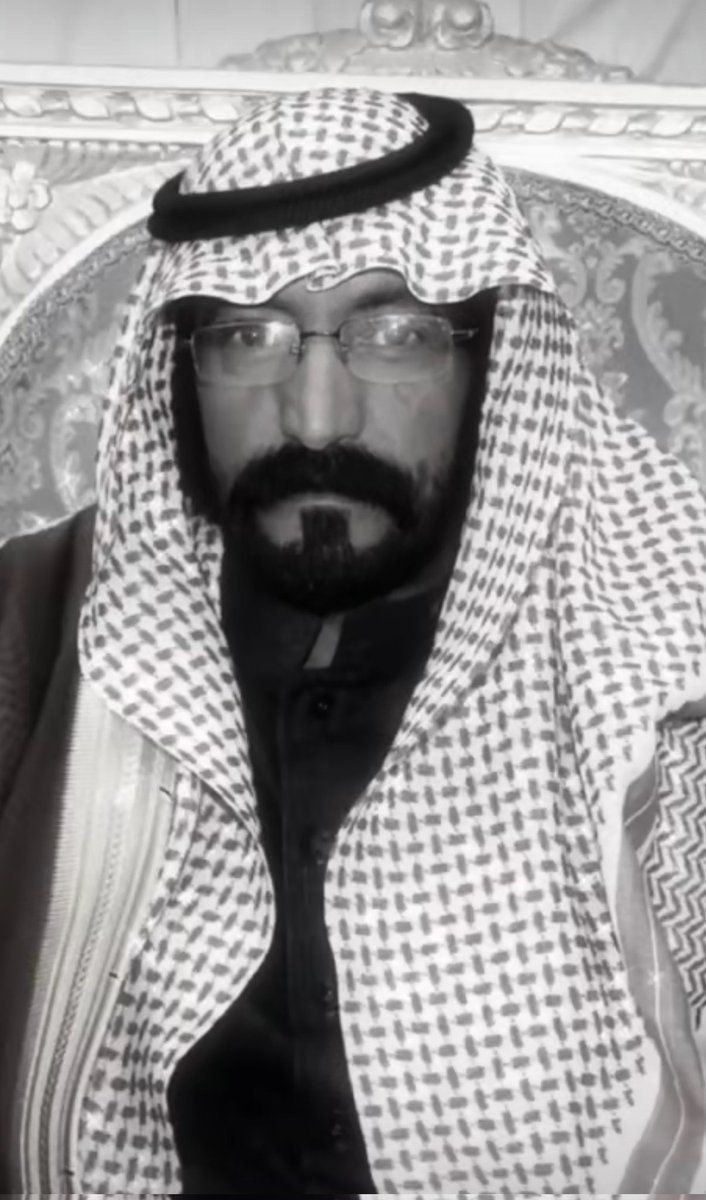 news_dotcom's tweet photo. توفي الشاعر القدير  #سعدون_عبدالله_بن_دبيان الغضوري يوم السبت الماضي بعد معاناة مع المرض وقد ترك الفقيد بصمة لا تُمحى في عالم الشعر والأدب حيث كان يُعتبر من أبرز الشعراء في الشعر النبطي.
تميز ابن دبيان بأسلوبه الفريد الذي جمع بين الجزالة والعمق والبساطة في شعره مما جعله قريبًا من قلوب الناس. تناولت قصائده مواضيع متنوعة مثل الحب والفخر والحكمة ورثاء بالإضافة إلى التأمل في الحياة والطبيعة. لم تكن قصائده مجرد كلمات جميلة، بل كانت تعكس رؤى فلسفية عميقة وتجارب إنسانية غنية .
لعب ابن دبيان دورًا كبيرًا في الحفاظ على التراث الثقافي للقبيلة . وعُرف عنه نقاء السريرة وطيبة القلب .
واستذكر محبوه العديد من قصائده الشهيرة التي عبرت عن مختلف الأغراض الشعرية. 
شارك الفقيد في العديد من الاحتفالات الثقافية والوطنية والمهرجانات الشعرية حيث كان حضوره يضفي رونقًا خاصًا على هذه المناسبات .

وقد تلقى المجتمع وجمهوره العريق  خبر وفاته بالحزن والأسى وقدم الكثيرون تعازيهم القلبية إلى قبيلة #عنزة والى قبيلة #الغضاوره والى سرتة . معتبرين أن فقدانه يشكل خسارة فادحة في عالم الشعر والأدب .
"وترك الفقيد إرثًا شعريًا عميقًا يعكس رؤى فلسفية وتجارب إنسانية غنية، مما يجعله مصدر إلهام للأجيال القادمة."
نسأل الله أن يرحم الفقيد ويغفر له، وأن يسكنه فسيح جناته. وان يلهم اهله ومحبيه بالصبر والسلوان.

#الشعر 
#الادب