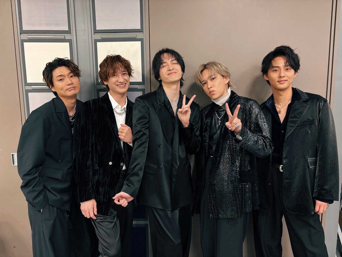 KMF2_0810MENT's tweet photo. 「#CDTVライブライブ 」⚡️
ありがとうございました📺✨

1/8リリースの新曲「Curtain call」
をフルで披露しました✌🏻

▶︎MV
🎬https://t.co/xZhKxdmp7V

▶︎CD
💿https://t.co/CvfiYGcSsA

＼トレンド入りありがとうございます🎉／

#カテコ_CDTV_キスマイ 
#KisMyFt2_Curtaincall https://t.co/K6oqKhyY91