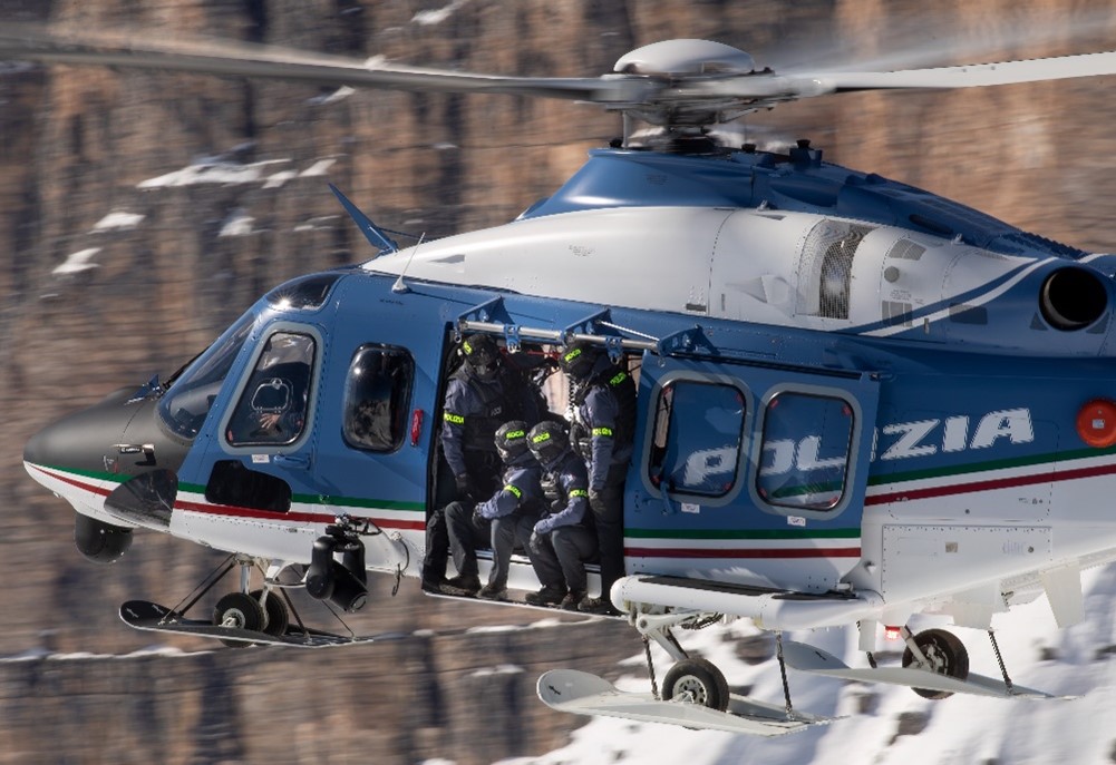 poliziadistato's tweet image. Consegnati ai #RepartoVolo di Bologna e Napoli 2 elicotteri AW139, con telecamera dotata di infrarosso, un sistema di trasmissione delle immagini a terra e dotati delle più importanti tecnologie per l'osservazione dall’alto
poliziadistato.it/articolo/16675…
#essercisempre #9dicembre