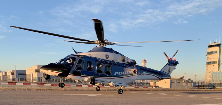 poliziadistato's tweet image. Consegnati ai #RepartoVolo di Bologna e Napoli 2 elicotteri AW139, con telecamera dotata di infrarosso, un sistema di trasmissione delle immagini a terra e dotati delle più importanti tecnologie per l'osservazione dall’alto
poliziadistato.it/articolo/16675…
#essercisempre #9dicembre