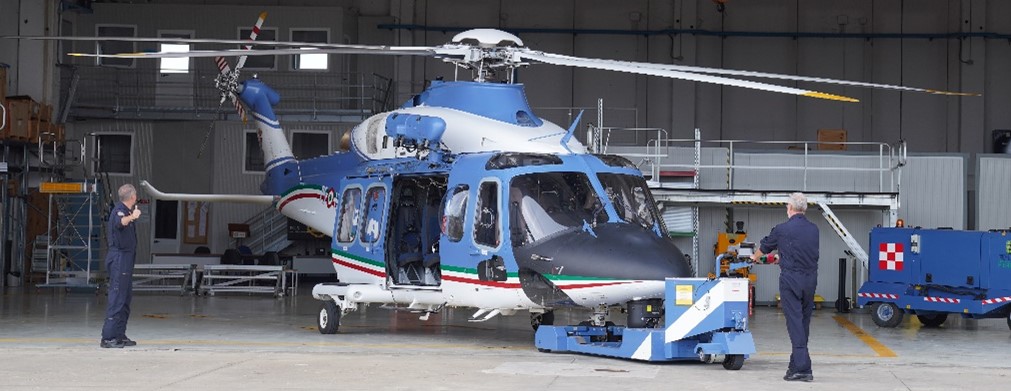 poliziadistato's tweet image. Consegnati ai #RepartoVolo di Bologna e Napoli 2 elicotteri AW139, con telecamera dotata di infrarosso, un sistema di trasmissione delle immagini a terra e dotati delle più importanti tecnologie per l'osservazione dall’alto
poliziadistato.it/articolo/16675…
#essercisempre #9dicembre