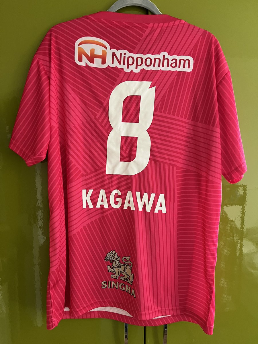 izmeMango's tweet photo. *GIVEAWAY*
So my colleague went to Osaka and got me an official Cerezo replica shirt. 😅
Official number printed on the back of the legend SHINJI KAGAWA! Size XL Japan so fits L EU).
Despite of the high price payed, as a shirt collector I’d rather do a giveaway because it does not fit my collection. 😂
Please like, share, retweet, follow and whatever!  🐓 Winner will be elected on Saturday 14/12!
Good luck! 🇯🇵 🍒 
#giveaway #cerezoosaka #shinjikagawa #sorare