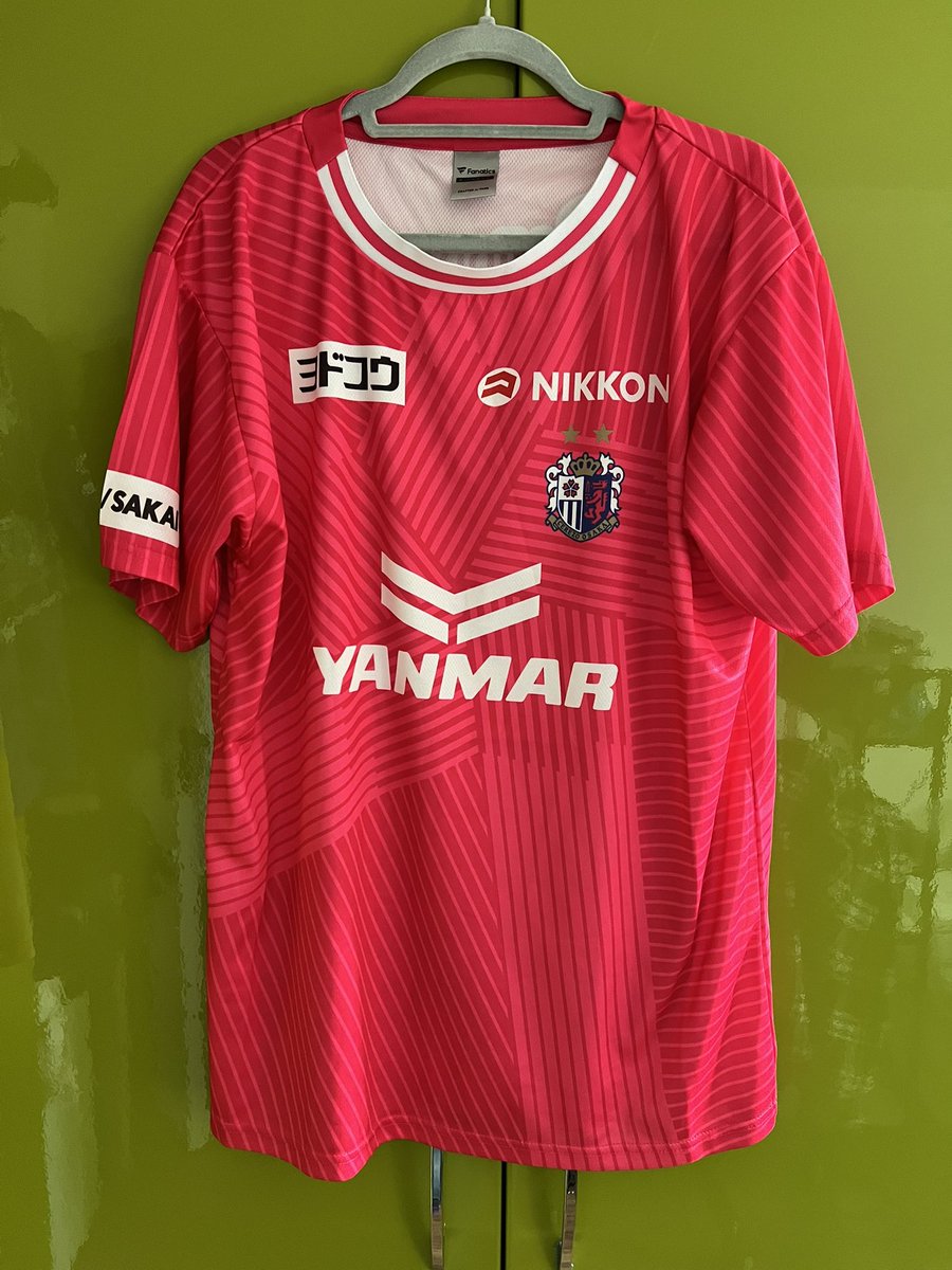 izmeMango's tweet photo. *GIVEAWAY*
So my colleague went to Osaka and got me an official Cerezo replica shirt. 😅
Official number printed on the back of the legend SHINJI KAGAWA! Size XL Japan so fits L EU).
Despite of the high price payed, as a shirt collector I’d rather do a giveaway because it does not fit my collection. 😂
Please like, share, retweet, follow and whatever!  🐓 Winner will be elected on Saturday 14/12!
Good luck! 🇯🇵 🍒 
#giveaway #cerezoosaka #shinjikagawa #sorare