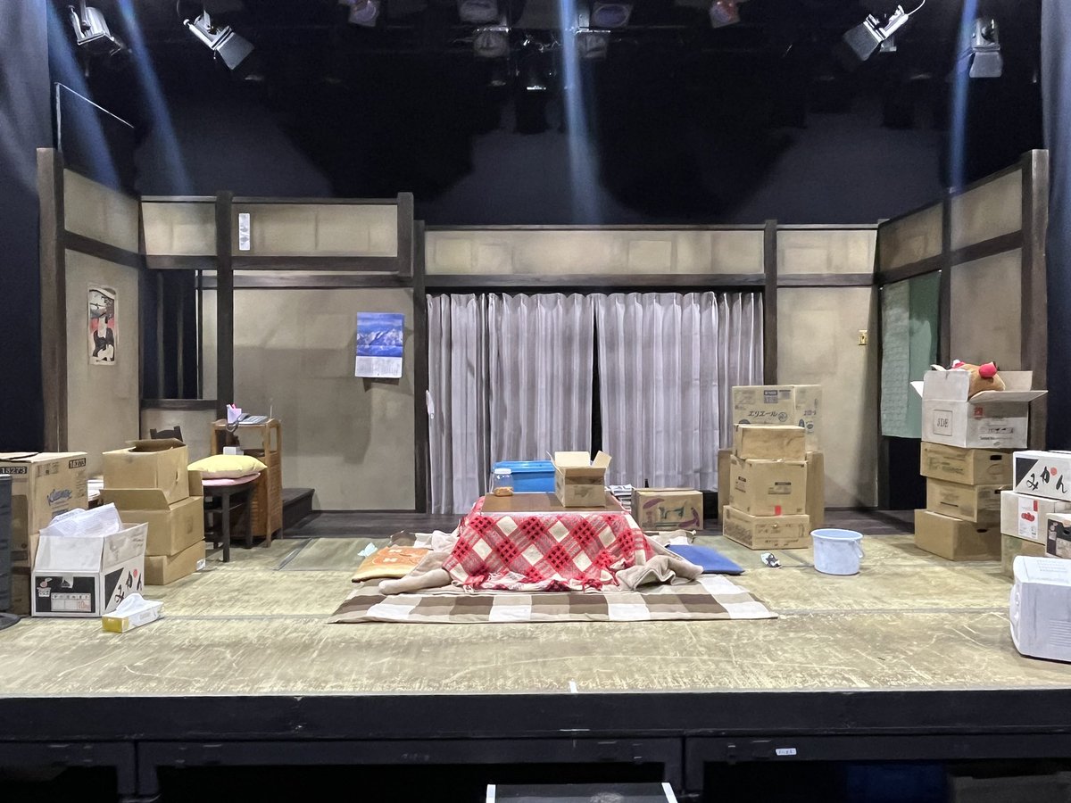 hitohada_jp's tweet photo. #ヒトハダ 番外公演 #杏仁豆腐のココロ

#浅草九劇 入りしました！

セットはこんな感じです。
こたつを囲んで繰り広げられる夫婦の温かくて悲しい物語。

12/12より開幕です！
ぜひ楽しみにしていて下さい🍊

チケット発売中↓
ぴあ: https://t.co/5X0c4ObNBN
イープラス: https://t.co/6lQVj9iudL https://t.co/AeMkf3jM6L