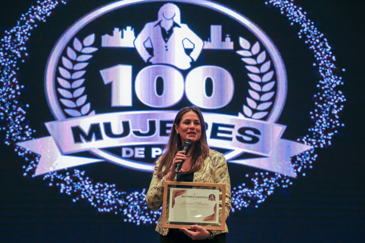 #MIC | La viceministra de Industria, <a href="/LorenaMendezdeG/">Lorena Mendez de Gustafson</a>, participó del evento 100 Mujeres de Poder, donde recibió un reconocimiento.