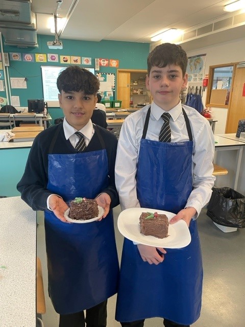 archway_school's tweet image. Y8 learning cake decorating skills which will be invaluable for the forth coming festive season! 🎄
#archwayschool #Y8 #cakedecorating #yulelog