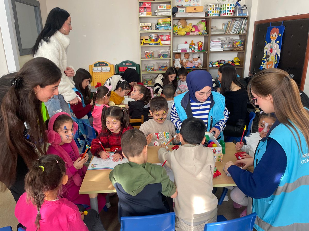 AydinKYGM's tweet photo. 📍İsabeyli Yurt Müdürlüğü
#GSBYurt öğrencilerimiz, ''Gönüllülük Haftası'' kapsamında Nazilli Orhangazi Ortaokulu Anasınıfında minikleri ziyaret etti. 🌟
Oyunlar oynayıp hediyeler vererek sevgi ve mutluluk dolu bir gün geçirdiler. 🎁 https://t.co/9whiZxDFcu