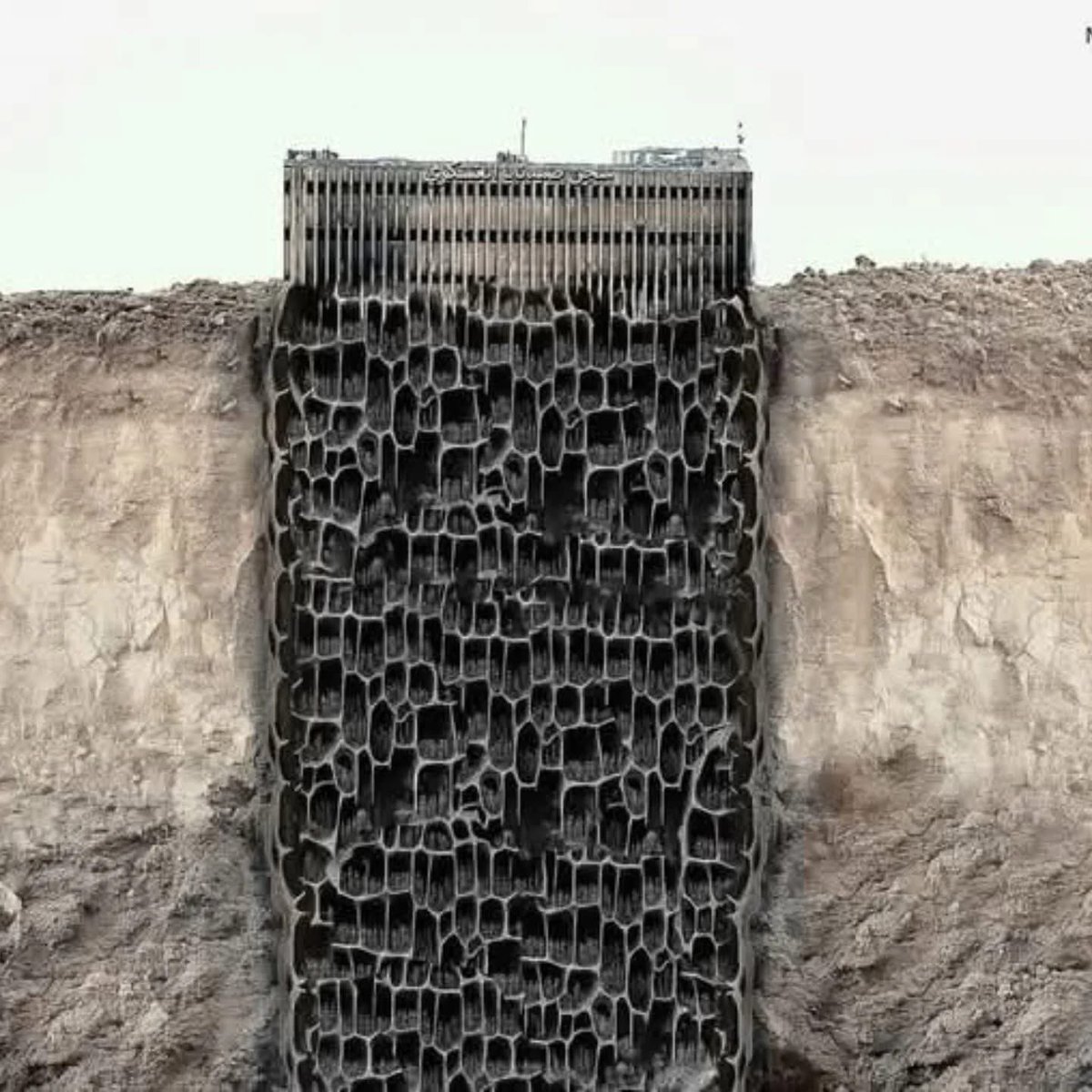 أحد أخطر السجون التي يديرها نظام الساقط الارهابي الشيطان
الأسد وحلفاؤه من إيران  وروسيا هو #سجن_صيدنايا.
English :

One of the most dangerous prisons of the terrorist Bashar, Iran, and Russia is Saydnaya Prison.