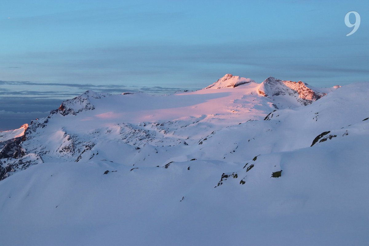 MeteoSvizzera's tweet photo. Il mattino ha l'oro in bocca! Oggi il nostro calendario dell' #Avvento vi propone una splendida vista dalla capanna Cristallina verso il #Basodino. https://t.co/pR3yxbFsIB https://t.co/gqa4mjv3Rd