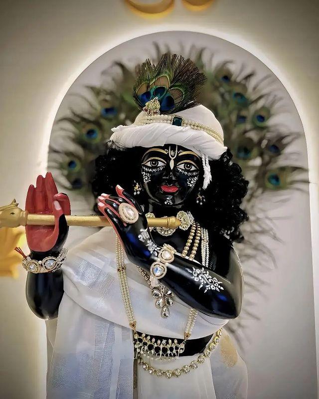 तुम खाली होगे तो बताओगे हाल अपना....

मैं भीड़ में भी सोचता रहता हूं कैसे हो तुम...!!!! ❤️
राधे राधे 🤍