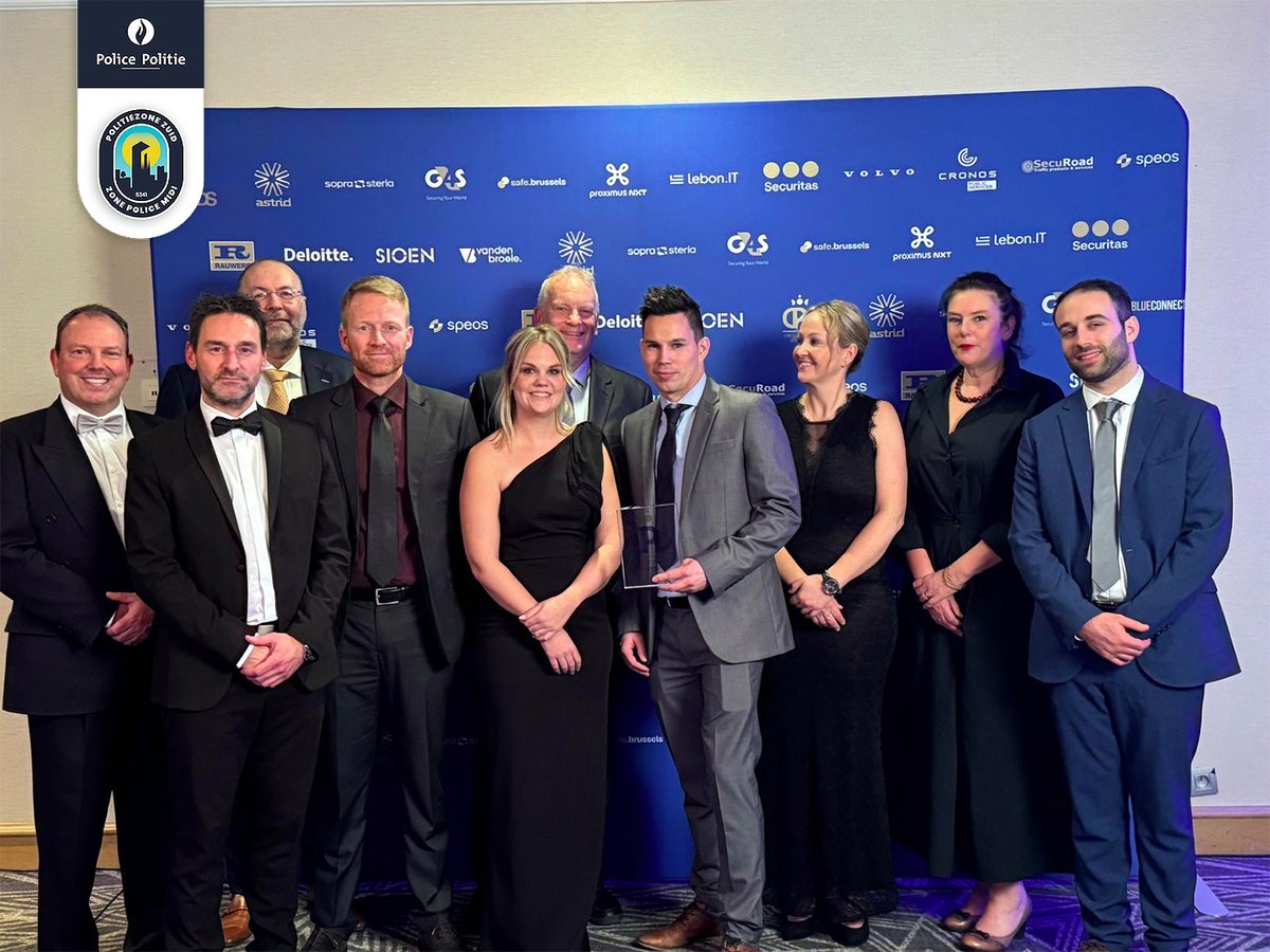 De documentaire Niveau 4 Brussel-Zuid kaapte vrijdagavond de publieksprijs weg op de CPL awards. Het programma van Eric Goens volgde 11 uitzendingen lang onze ploegen dag en nacht op het terrein en trok de kijker mee in het leven van onze politiemensen.

politie.be/5341/nl/nieuws…