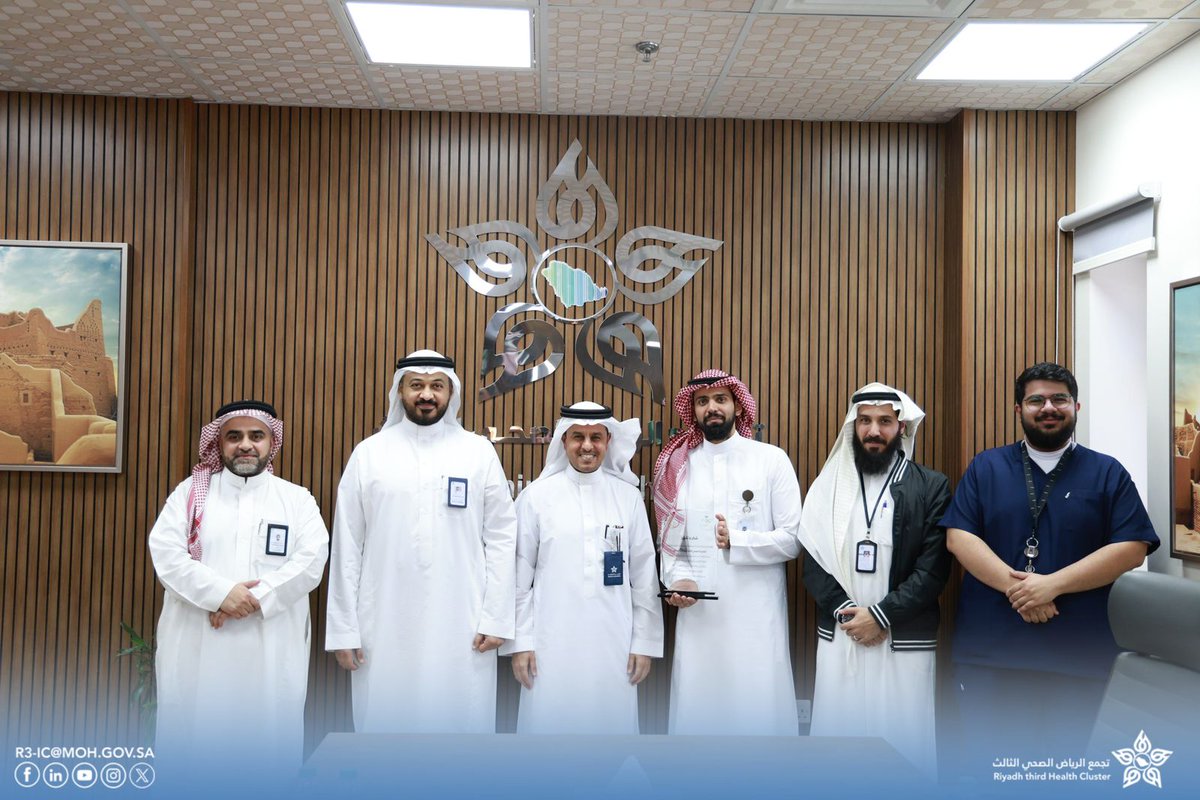 Cluster3Riyadh's tweet photo. 📸 | كرّم الرئيس التنفيذي لتجمع الرياض الصحي الثالث د. أحمد العنزي، فريق مسار التأهيل في التجمع تقديرًا لجهودهم البارزة في التوعية والإنجازات بمناسبة #اليوم_العالمي_ذوي_للإعاقة.
