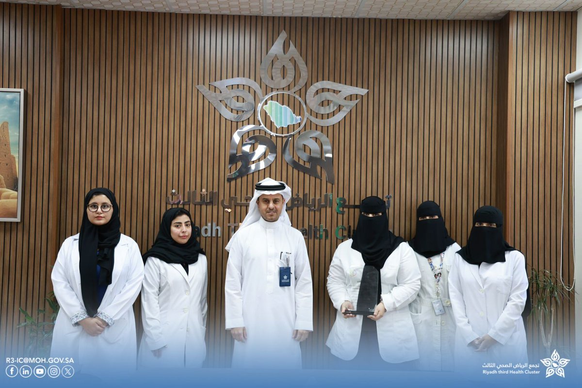 Cluster3Riyadh's tweet photo. 📸 | كرّم الرئيس التنفيذي لتجمع الرياض الصحي الثالث د. أحمد العنزي، فريق مسار التأهيل في التجمع تقديرًا لجهودهم البارزة في التوعية والإنجازات بمناسبة #اليوم_العالمي_ذوي_للإعاقة.