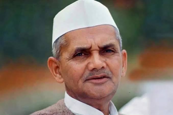 CultChron's tweet photo. A Thread of Some Surprising Things That Are Older Than Other Things 🧵

Lal Bahadur Shastri was born before the invention of sliced bread. https://t.co/B4tfNtd2Od