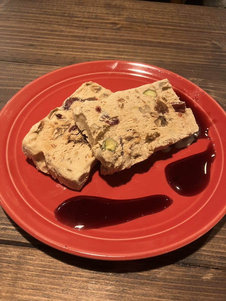 【クリスマス特別メニュー第２弾】
イチジクとピスタチオのヌガーグラッセです。
これは本当に美味しすぎてレギュラー化も検討しています！
12/24（火）、12/25（水）ご予約の際にお伝えいただければご用意いたします。
税込み720円です。
ご予約入りはじめていますが、両日まだ空きあります。