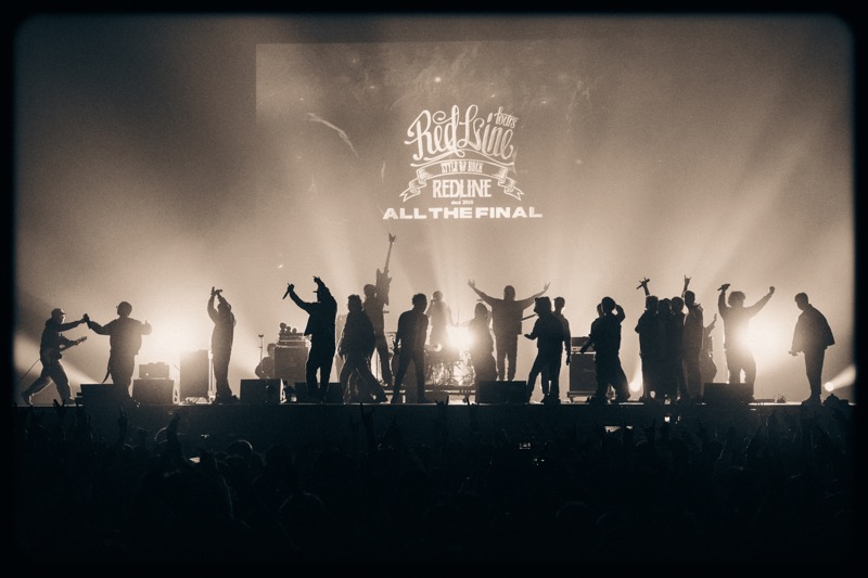 barks_news's tweet photo. 【速レポ】＜REDLINE＞SiM、2日間の大トリに一夜限りのDREAM BANDのはなむけも「あとは俺たちに任せろ」
※REDLINE DREAM BAND画像2点追加しました

https://t.co/r7IA84UzDi
#REDLINEDREAMBAND #SiM #REDLINE https://t.co/aJ6ASAIqVK