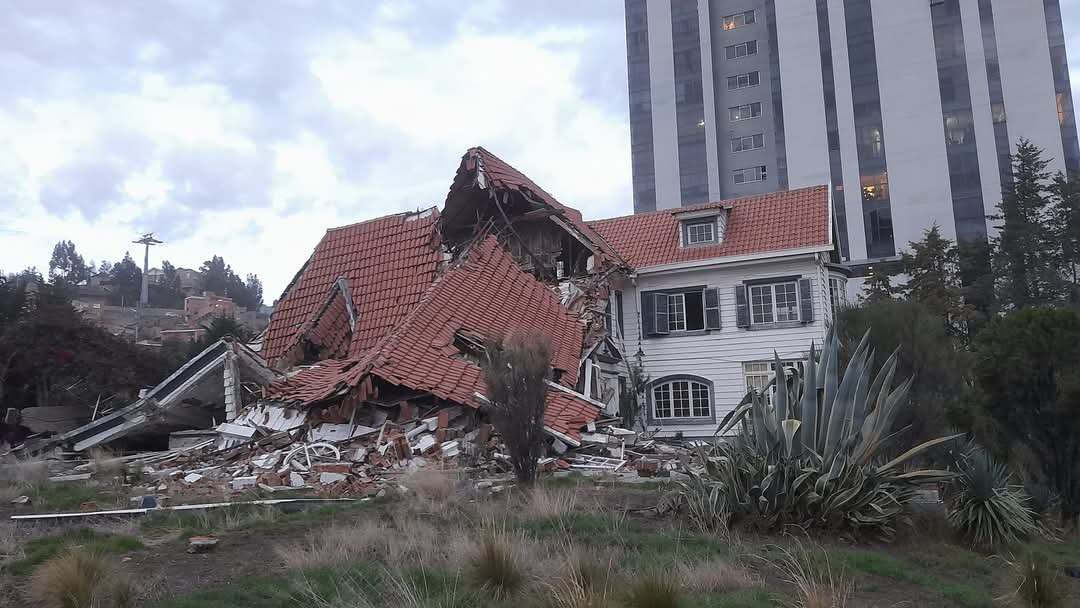 es_patrimonio's tweet photo. 🚨 LA ALCALDÍA DE LA PAZ VS. EL PATRIMONIO 🚨
La Mansión de 1945 en Obrajes tiene una declaratoria de tipo A de protección absoluta, hoy se encuentra en proceso de demolición seguro para construir. 
¿Dónde está la alcaldía para proteger el patrimonio paceño? La peor gestión ever https://t.co/W6BI12UcLL