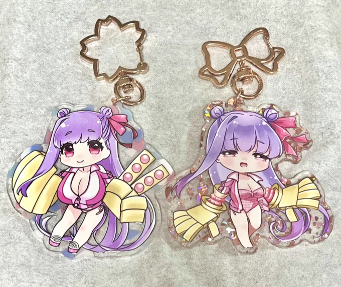 パッションリップたんのアクキー2種届いた左はBOOTHで通販したものをアクリルと金具の色を変えたもので、右は新しいものです。どっちもめちゃ可愛くできました#C105 