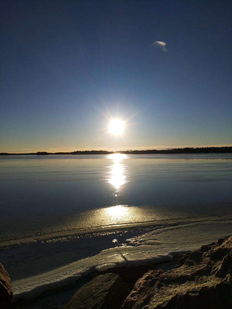 KerstiSandstrom's tweet image. The midday ☀️.
Have a nice day! 👋🙂🌞
#sun #midday #sea #winter #nature #NatureTherapy #photography