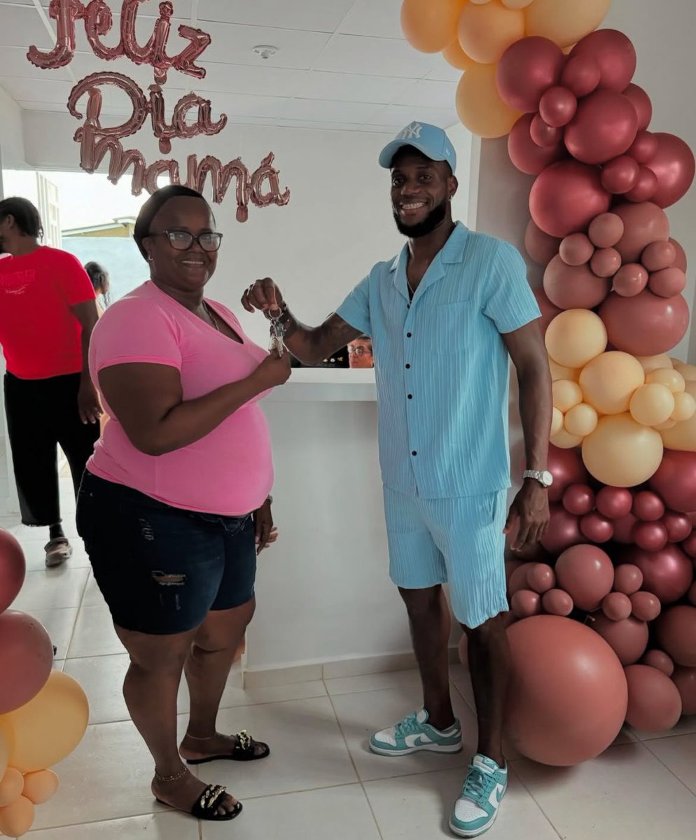 deportes_rpc's tweet photo. ¡EMOTIVO!🥺🙏

El jugador de la selección de Panamá José Fajardo le dio un gran obsequio a su madre en su día 🏠🇵🇦.

#FutbolRPC
📸 lapanterafajardo_ https://t.co/tDqgOtHepV