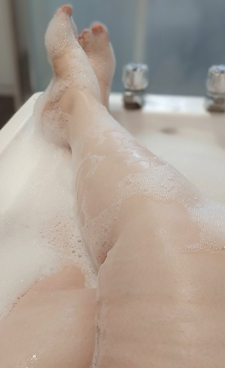 suzu1982's tweet photo. Bubbly #BathLegs for your #MILFMonday #ssbbw #bbw https://t.co/DN7ROiHlvn