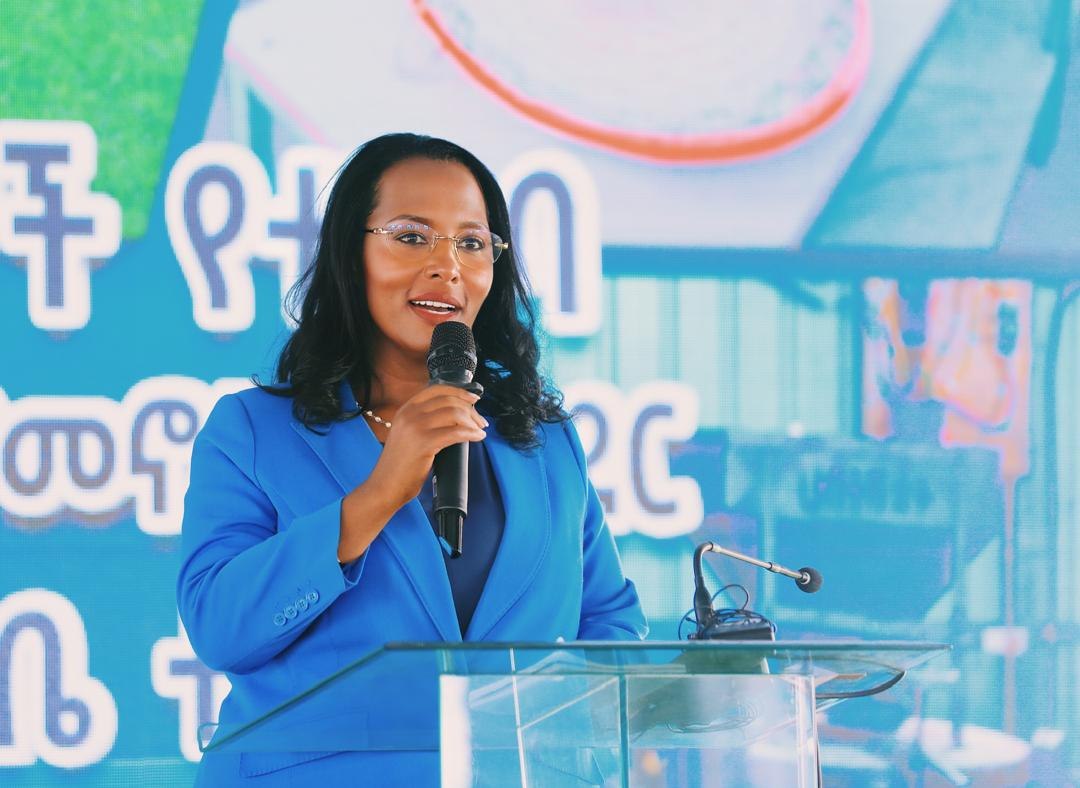 AdanechAbiebie's tweet photo. ዛሬ የገላን ጉራ የመኖሪያ እና የተቀናጀ የልማት መንደርን መርቀን ከካዛንቺስ በልማት ለተነሱ ነዋሪዎቻችን አስረክበናል።
የኢትዮጵያ መልክ የሆነችው አዲስ አበባን እንደ ስሟ ውብ አበባ ለማድረግ በገባነው ቃል መሰረት፣ መሰረተ ልማት ከማሟላት በተጨማሪ የሰው አኗኗርን ማሻሻል እና የነዋሪዎቻችንን ተጠቃሚነት ለማረጋገጥ ትልቅ ትኩረት ሰጥተን በመስራት ላይ እንገኛለን።
ነዋሪዎቻችንን ካረጀ እና ለመኖር ምቹ ካልሆነ የካዛንቺስ አካባቢ እንዲወጡ አድርገን ለኑሮ ምቹ የሆነ ቤት እና አካባቢ እንዲገቡ ያደረግን ሲሆን በዚህም የሰው ህይወትን የመቀየር ስራን ሰርተናል።
ከካዛንቺስ አካባቢ ለልማት በፈቃደኝነት የተነሳችሁ እና ከጎናችን የቆማችሁ ነዋሪዎችን ስለ ትዕግስታችሁ እና ድጋፋችሁ እያመሰገንኩ፣ ይህ ስራ እንዲሳካ  ህግ እና አሰራሩን በመቀበል ቦታውን በፈቃደኝነት ለልማት የለቀቃችሁ የአካባቢው አርሶ አደሮችንም ላመሰግናቸው እወዳለሁ።
ይህን ታላቅ ስራ በአጭር ጊዜ ውስጥ ገንብታችሁ ያጠናቀቃችሁ ኮንትራክተሮችን፣  አማካሪ ድርጅቶችን፣ ድጋፍ ያደረጋችሁ አካላትን፣  ያስተባበራችሁ አመራሮችን እንዲሁም የክፍለከተማው አመራሮችን በራሴ እና በከተማ አስተዳደራችን ስም ላመሰግናችሁ እወዳለሁ።
ፈጣሪ ኢትዮጵያን እና ህዝቦቿን ይባርክ