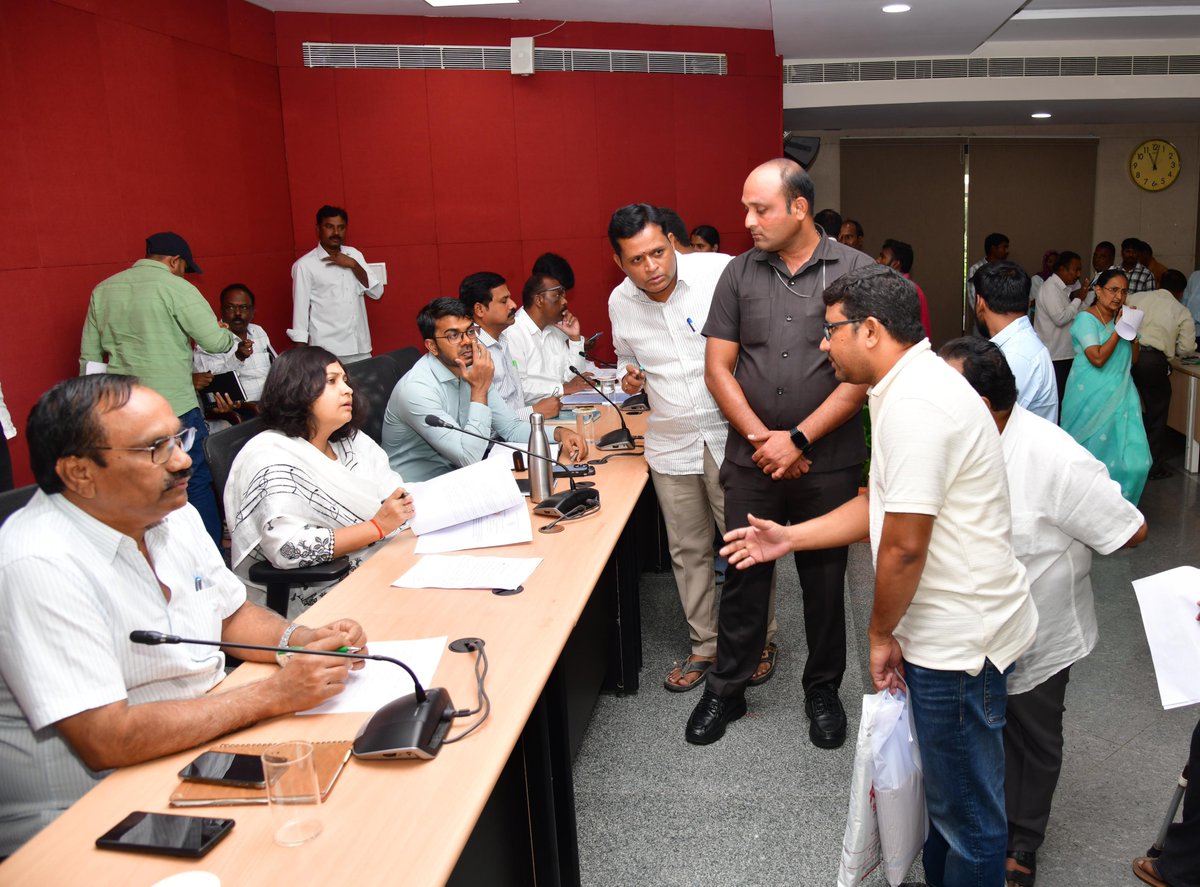 Collector_MBNR's tweet photo. ప్రజావాణి కార్యక్రమంలో 68 ఫిర్యాదులు అందాయి. సత్వర పరిష్కారానికి కలెక్టర్ విజయేందిర బోయి అధికారులను ఆదేశించారు. అదనపు కలెక్టర్లు శివేంద్ర ప్రతాప్, మోహన్ రావులతో కలిసి ఫిర్యాదులను పరిశీలించారు. పెండింగ్లకు తావు లేకుండా తక్షణ చర్యలు తీసుకోవాలని సూచనలు. #Mahabubnagar #PrajaVaani https://t.co/DYmWbwNVC4