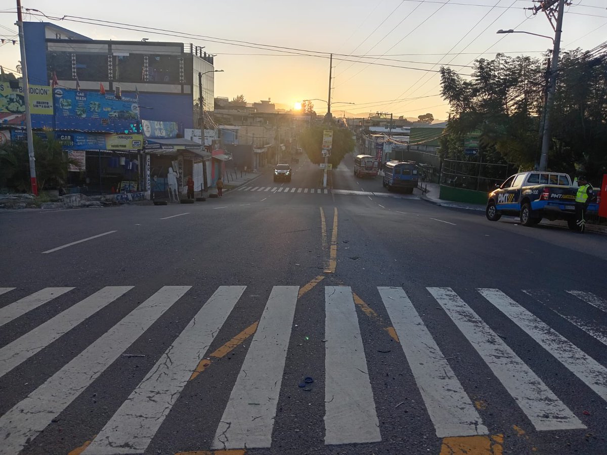 PMT_VILLANUEVA's tweet image. Salida de bulevar #Catalina zona 6 de #VillaNueva sin obstáculos en el #TraficoVN #PMTVillaNueva supervisa distintos puntos de #VillaNueva