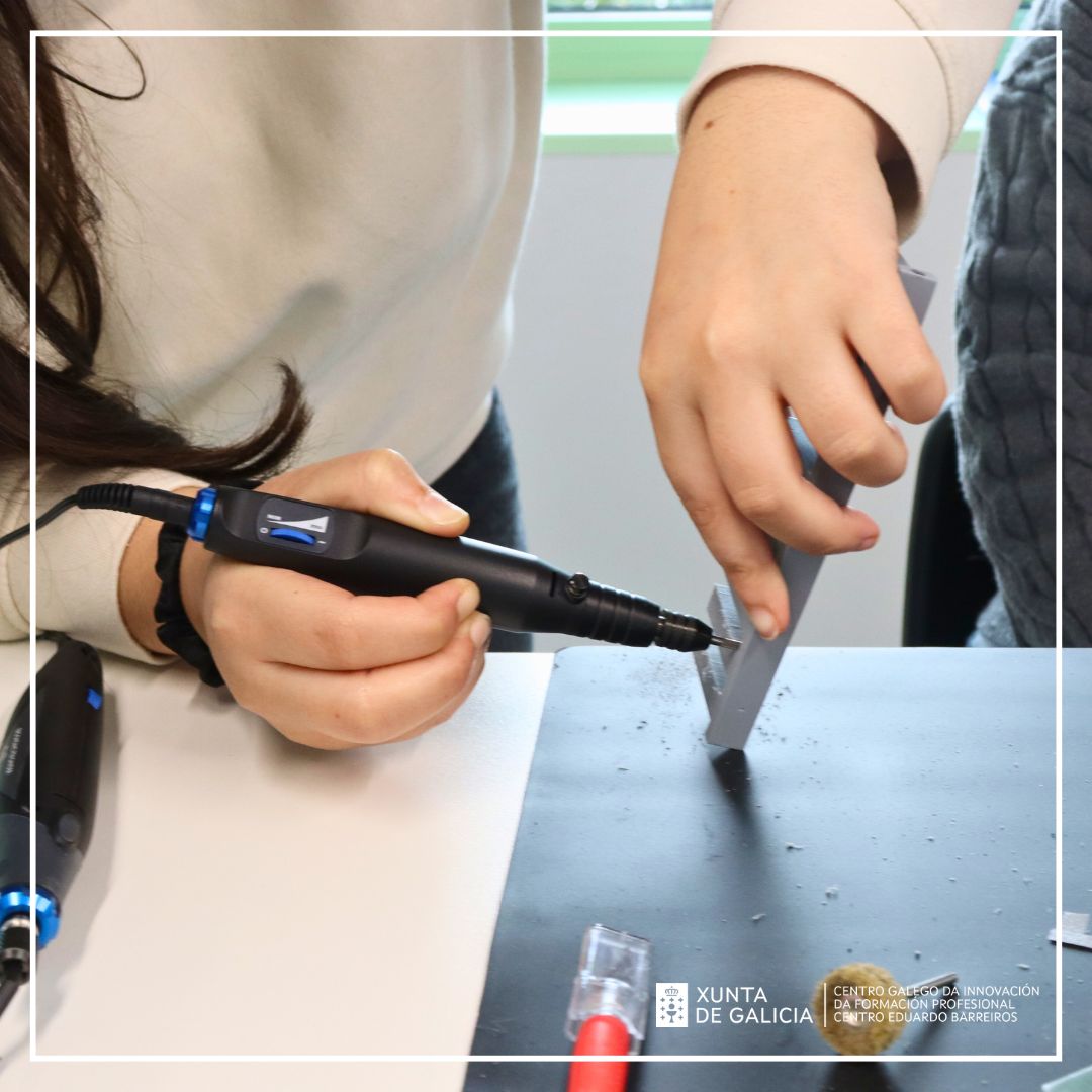 Hoxe achegáronse ao CGIFP Eugenia e Desiré, alumnas do CIFP Valentín Paz Andrade e gañadoras do reto Viaqua 💧. Levaron a cabo a integración das pezas elaboradas no noo laboratorio de Fabricación Aditiva.

#FPGalega #Emprendemento #Innovación #InnovatechFP #FabricaciónAditiva