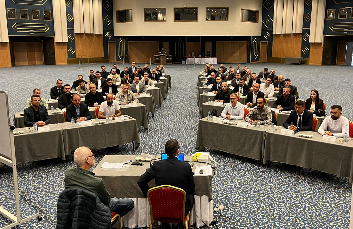 AltundagUysal's tweet photo. Türk Metal Akademi’nin bu haftaki katılımcıları ile bir araya geldim. Bir haftalık eğitim programının içeriği ve programın amacı ile ilgili değerlendirmeler yaptığım ziyaretimde, sendikamızın faaliyetleri ile ilgili de bilgilendirmelerde bulundum. Tüm arkadaşlarıma bugüne kadar gösterdikleri özverili çalışmalar için teşekkür ederek başarılarının devamını diledim.