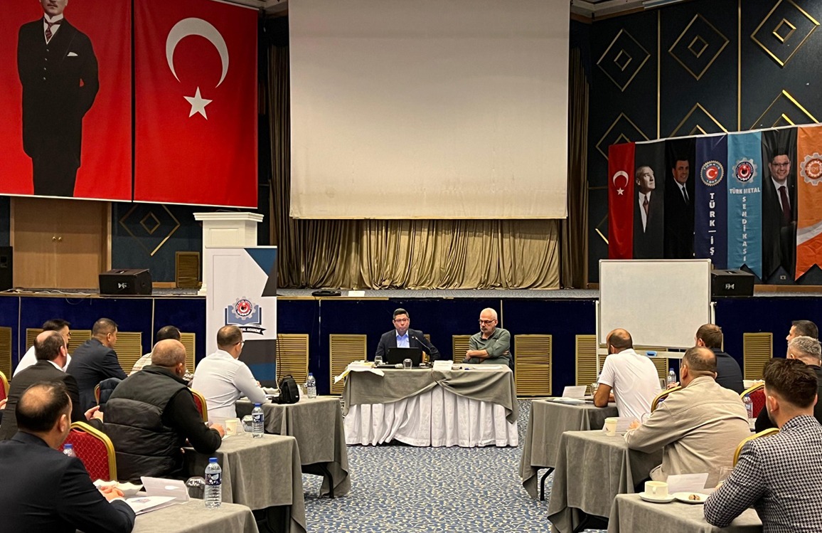 AltundagUysal's tweet photo. Türk Metal Akademi’nin bu haftaki katılımcıları ile bir araya geldim. Bir haftalık eğitim programının içeriği ve programın amacı ile ilgili değerlendirmeler yaptığım ziyaretimde, sendikamızın faaliyetleri ile ilgili de bilgilendirmelerde bulundum. Tüm arkadaşlarıma bugüne kadar gösterdikleri özverili çalışmalar için teşekkür ederek başarılarının devamını diledim.
