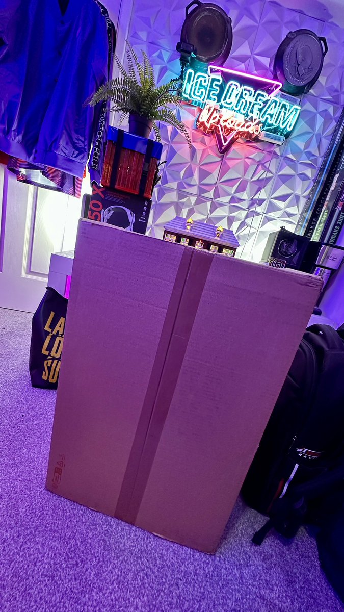 CHRISTMAS CARE PACKAGE FROM <a href="/LogitechGUK/">Logitech G UK</a>! 🎄📦

Festive unboxing, anyone? 👀

Stuff like this is never expected - but always appreciated. Thanks to <a href="/DannyCartelClay/">DannyCartelClayton 🕹️EGX</a> <a href="/sparkiiro_/">Morgana🌞Logitech G UK</a> <a href="/Infused_Vanq/">Andrew Christoforou</a> &amp; <a href="/Jamaal_pb/">Jamaal Patterson Bennett</a> for the continued support. 🙏

#Ad - gifted