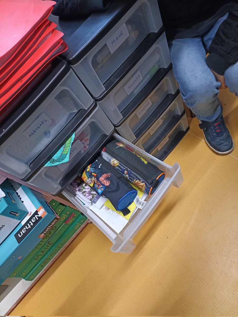 ecMarcais's tweet photo. Les lutins ont échangé tous les agendas, ils les ont mis en désordre, dans d'autres cases... Les coquins...
La classe #lutinsfarceurs https://t.co/u5gfbrc2Fn