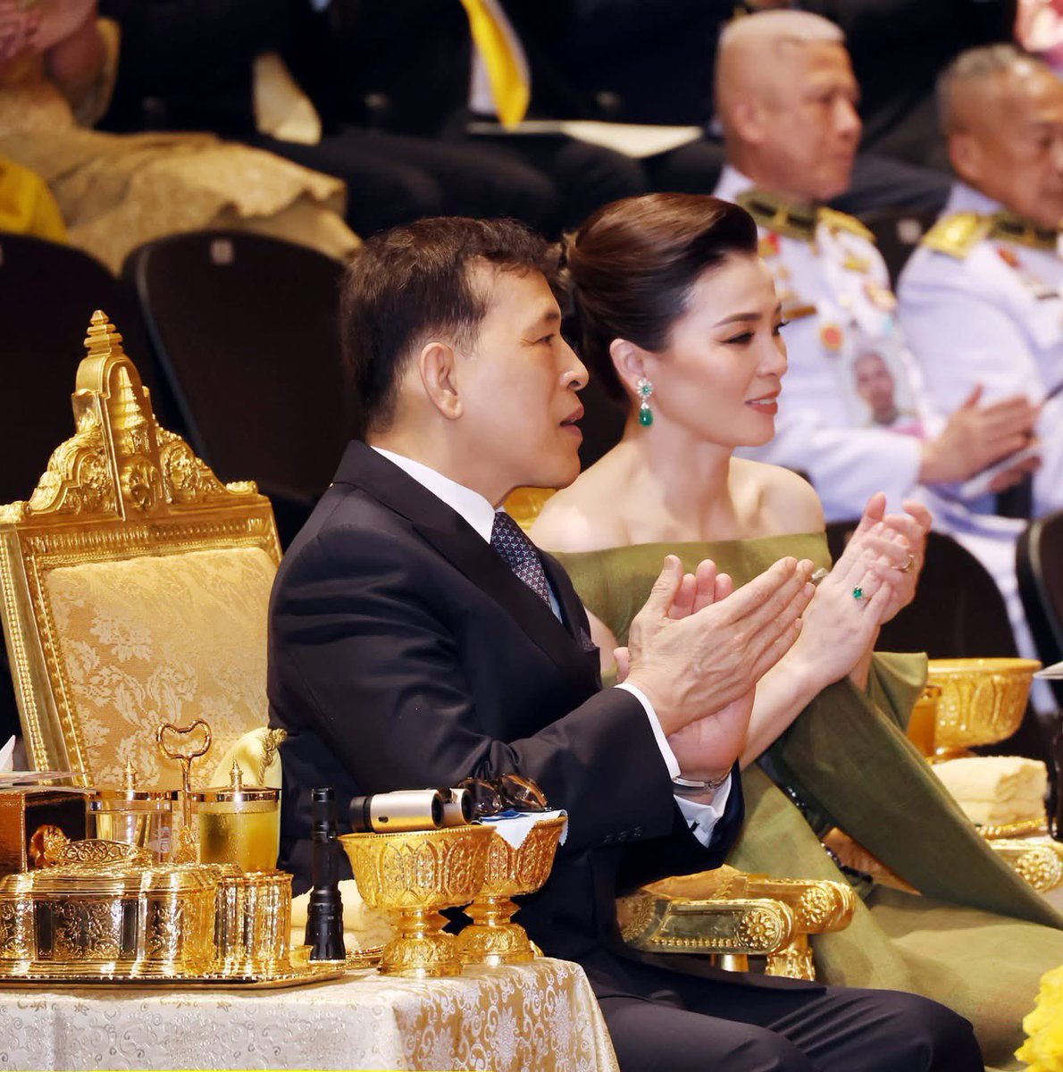 aun191919's tweet photo. รักพระองค์แบบอินฟินิตี 🙏💛💜🙏
🥰💛💜🥰 https://t.co/Zjs4jNSBrl