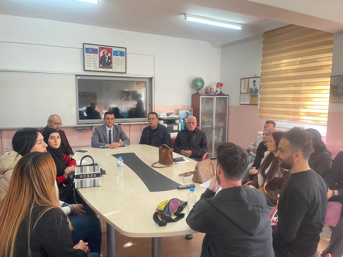 Oguzeli_mem's tweet photo. İlçe Milli Eğitim Müdürümüz Mustafa BOZGEYİK, Şube Müdürlerimiz Bünyamin BOZKURT ve Ercan POLAT Doğanpınar Şehit İsmail Daler Ortaokulunu ziyaret ederek öğretmenlerimizle bir araya geldiler.

📍Doğanpınar 

@Gaziantep_MEM 
@MustafaBozgyk27 
@bunbozkurt 
@Ercanpolat002 https://t.co/Ed4Bo6wFt1