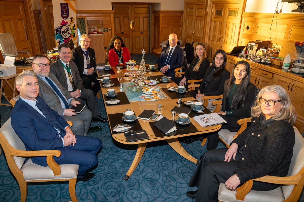 mayordcsdc's tweet photo. I was delighted to host the @citylordmayor Ald. Alastair King this morning in the Guildhall. It was an opportunity to build on the strong ties we already enjoy with the @cityoflondon and to discuss shared interests including the ongoing development of our RegTech proposition. https://t.co/tC6q8hc6yX