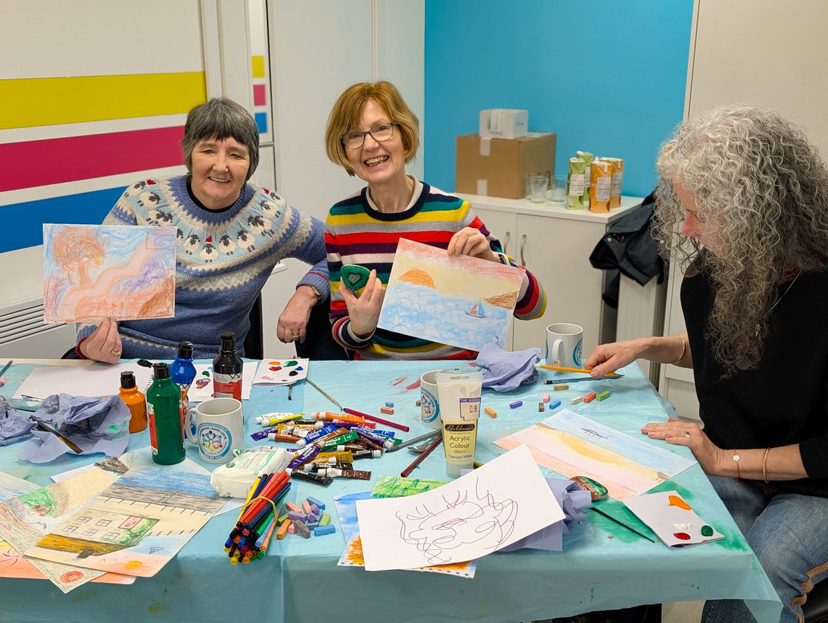 Rcarers's tweet photo. Last week our Carers got creative with pastels and watercolour paintings. 🖍️🖌️🎨 Thanks once again to Garry of @mindanddraw for hosting and offering guidance. 😊 https://t.co/CXLfU5BXWQ
