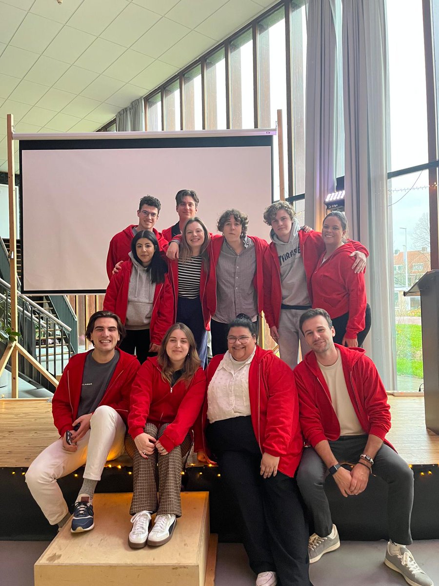 Dialoogdag Utrecht is een feit! Twee middelbare scholen uit <a href="/GemeenteUtrecht/">Gemeente Utrecht</a> gaan vandaag met elkaar in gesprek over thema's als identiteit, religie en sociale media.  Met als doel wederzijdse acceptatie en beter onderling begrip 🤝🗨