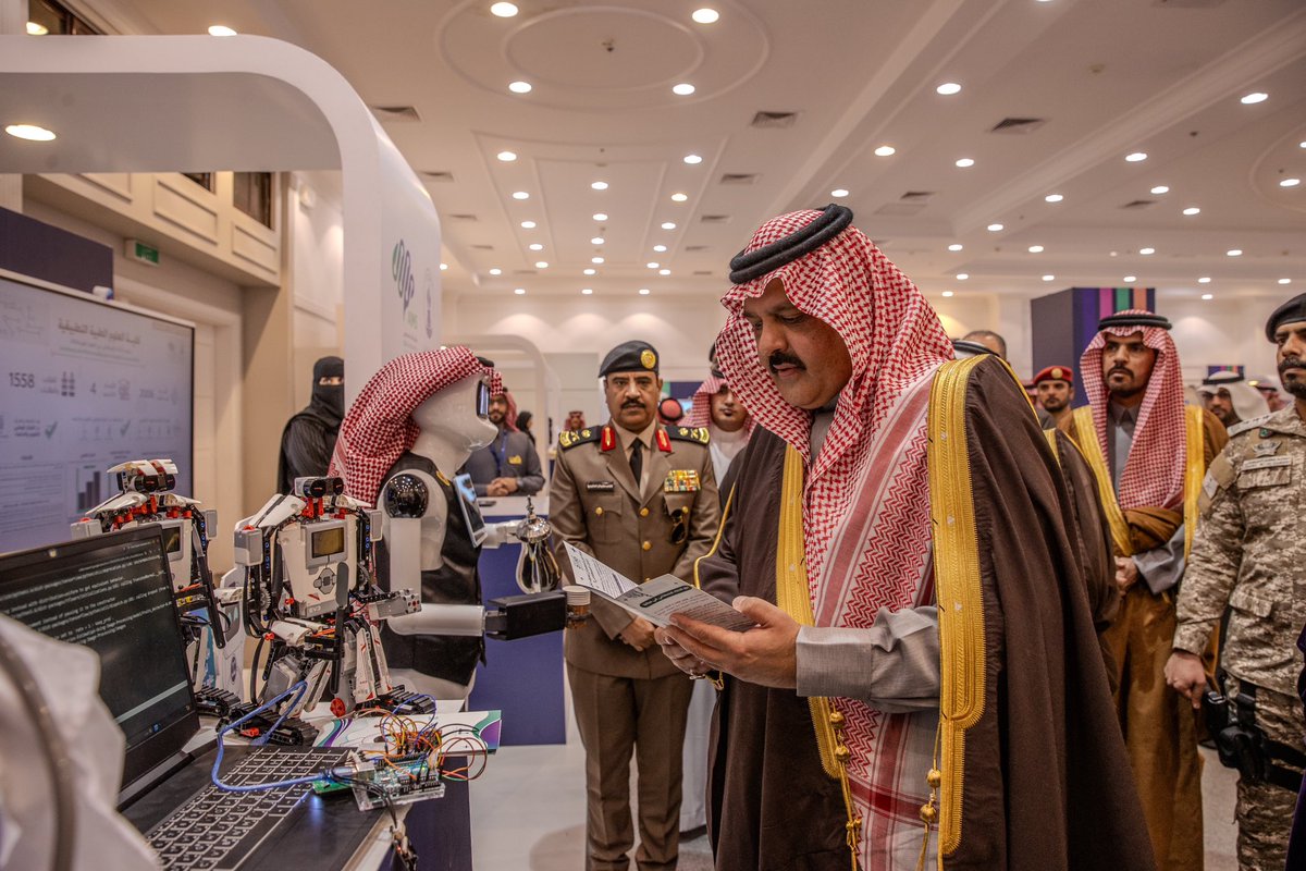 emara_hail's tweet photo. سمو #أمير_منطقة_حائل يدشن "مؤتمر الذكاء الاصطناعي في العلوم الطبية "مستقبل الرعاية الصحية من خلال البحث والابتكار" والذي تنظمه جامعة حائل ممثلة في كلية العلوم الطبية التطبيقية ويدشن منصة سلمى التفاعلية التي صممها طلاب وطالبات جامعة حائل ويتجول في المعرض المصاحب للمؤتمر. https://t.co/uj0BwFqeb3
