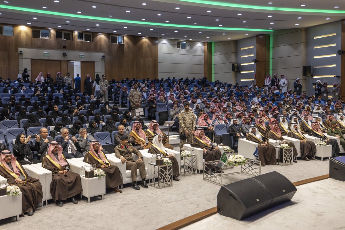 emara_hail's tweet photo. سمو #أمير_منطقة_حائل يدشن "مؤتمر الذكاء الاصطناعي في العلوم الطبية "مستقبل الرعاية الصحية من خلال البحث والابتكار" والذي تنظمه جامعة حائل ممثلة في كلية العلوم الطبية التطبيقية ويدشن منصة سلمى التفاعلية التي صممها طلاب وطالبات جامعة حائل ويتجول في المعرض المصاحب للمؤتمر. https://t.co/uj0BwFqeb3