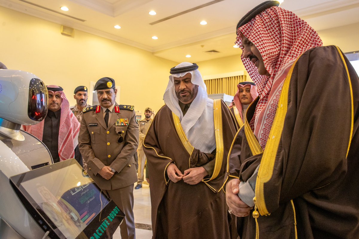 emara_hail's tweet photo. سمو #أمير_منطقة_حائل يدشن "مؤتمر الذكاء الاصطناعي في العلوم الطبية "مستقبل الرعاية الصحية من خلال البحث والابتكار" والذي تنظمه جامعة حائل ممثلة في كلية العلوم الطبية التطبيقية ويدشن منصة سلمى التفاعلية التي صممها طلاب وطالبات جامعة حائل ويتجول في المعرض المصاحب للمؤتمر. https://t.co/uj0BwFqeb3