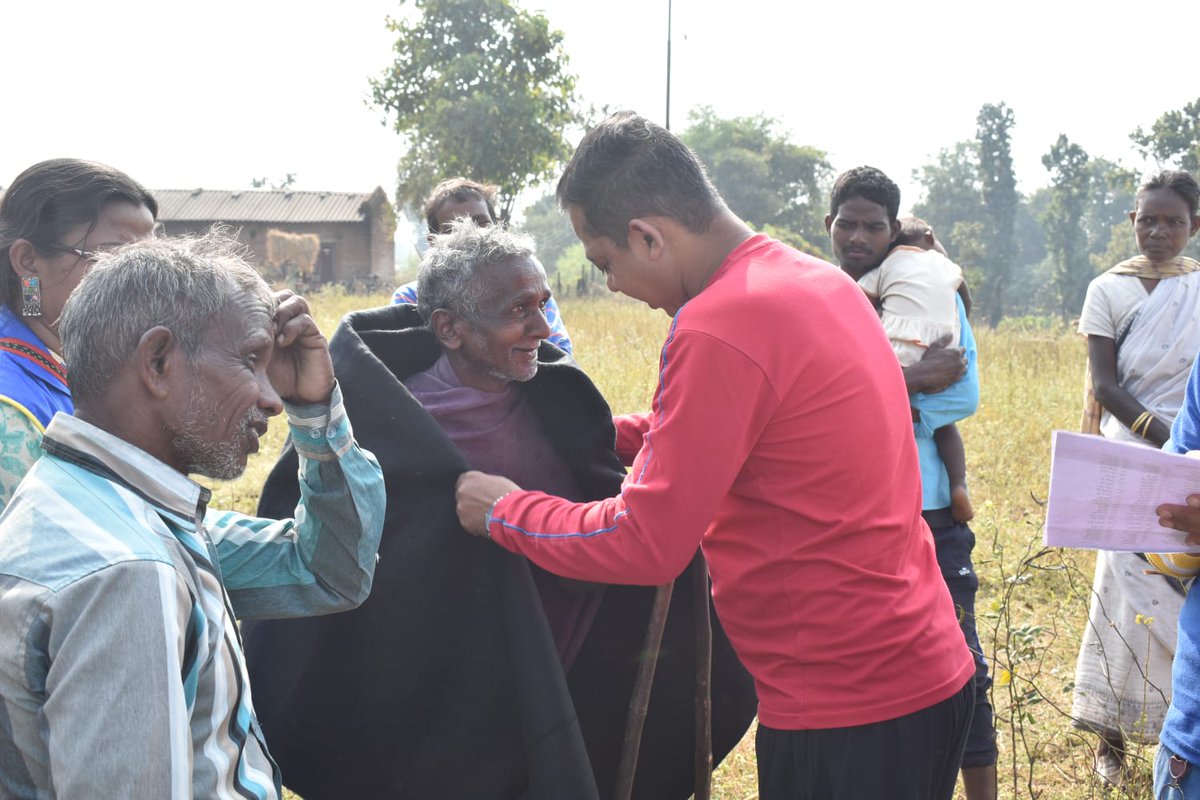 Team_Upahaar's tweet photo. #শীতের_উপহার।
 শীতের আবির্ভাব হয়ে গেছে,আমরা পুরুলিয়া বাসীরা সাধারনত জাড়ের দিন বলে থাকি এই সোনালি রোদের দিনেও শীতের প্রকোপে জর্জরিত আমাদের সমাজের এক শ্রেণীর মানুষ।... [1/n] https://t.co/PaySmIGLez
