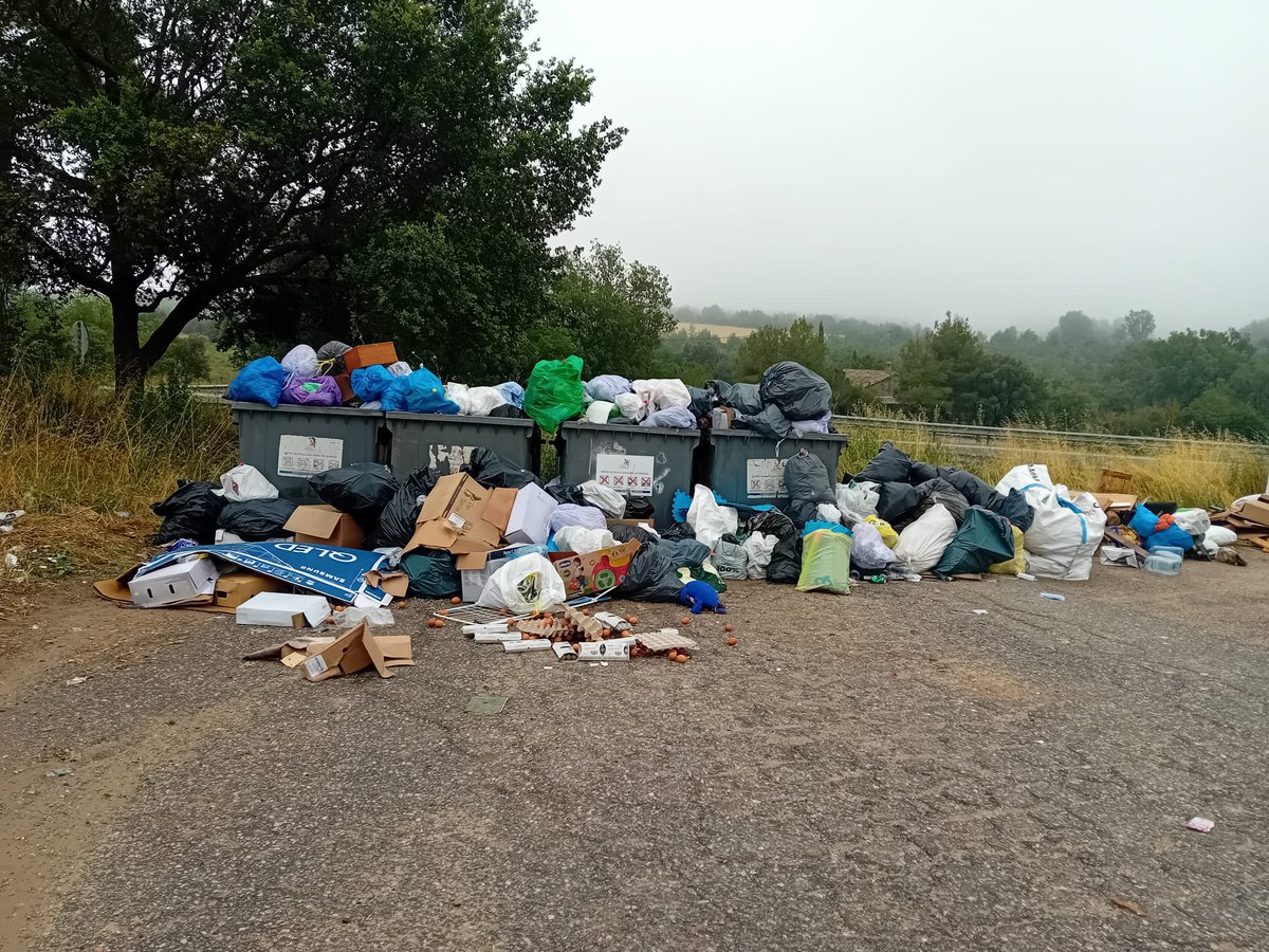 CCSolsones's tweet photo. 📢 ❌Clausura del punt de recollida de #residus municipals a Brics (Olius) a causa del mal ús i l'abocament incontrolat de voluminosos fora dels contenidors.

♻️ L’abandonament de residus pot comportar sancions de fins a 6.000 €.

#Residus #Civisme #Solsonès #Olius https://t.co/FjH7zYEuKc