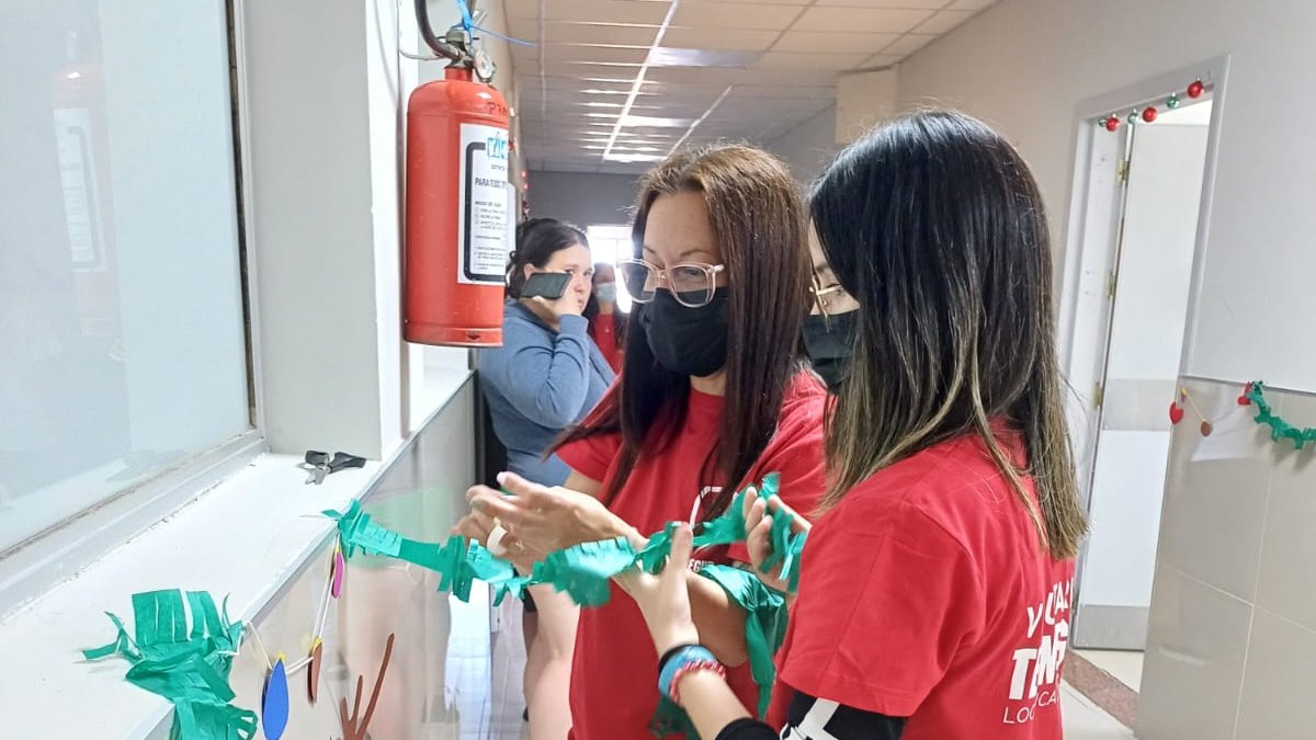TecnisegurU's tweet photo. ¡Un domingo de alegría compartiendo la decoración del Hospital Pediátrico Pereira Rossell con la Fundación Niños Sin Dolor! 🌟💙 Un momento de esperanza y sonrisas. #Alegría #NiñosSinDolor #PereiraRossell #SonrisasQueSanan #Tecnisegur #Navidad2024 https://t.co/56tV1vtDeR