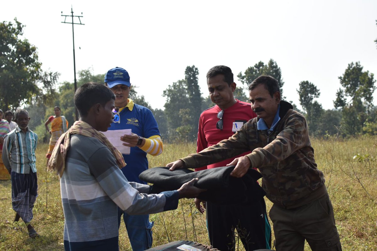 Team_Upahaar's tweet photo. এই বছর তাপমাত্রা অন্যান্য বছরের তুলনায় নিচে    নামবে ,তাই আমরা টিম উপহার প্রতি বছরের ন্যায় এই বছরেও গতকাল  ' শীতের উপহার ' নিয়ে চলে গেছিলাম অযোধ্যার প্রত্যন্ত গ্রাম   ঝিলিংগড়া, ডুংরিডি, বাঁশরা তে।
তিন গ্রামের প্রায়  ১৮০ টি পরিবারকে কম্বল উপহার স্বরূপ তুলে দেওয়া হলো।...[2/n] https://t.co/ekU36gKhVA