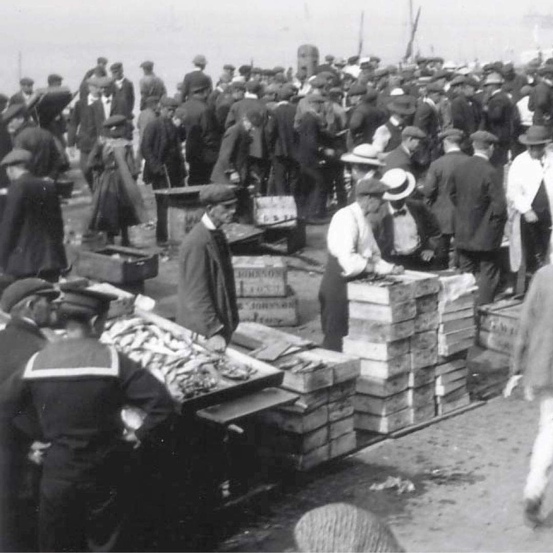 In the 1890s there was a lively fish market on Brighton seafront 🎣

📸: Brighton &amp; Hove Museum

#brightonseafront #brightonandhovebeach #brightonpierandbeach #beachbrighton #brightononthebeach #brightonbeachlife
