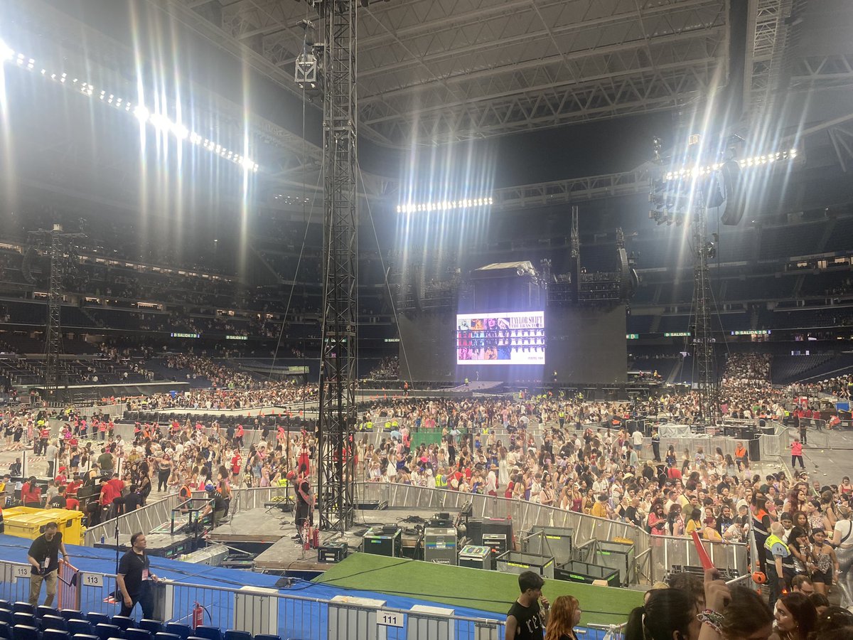 laurast01's tweet photo. @taylorswiftes_ Madrid n1 al entrar al estadio  y madrid n2 justo antes de irme 😭🫶🫂 https://t.co/QW5MzbGyuc