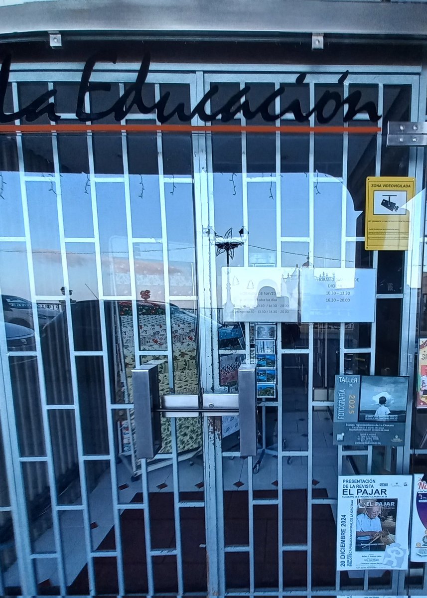 ACPinolere's tweet photo. Buenos días.Los escaparates de las librerías de nuestra Villa acogen el cartel anunciador de la presentación del último número de la revista El Pajar "Cuaderno de Etnografia Canaria" el viernes 20 de diciembre de 2024 a las 19 h. en la Biblioteca Pública Municipal de La Orotava. https://t.co/DOkhBg8qfn