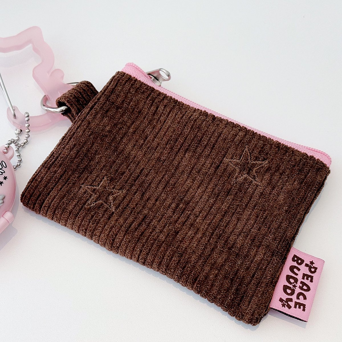 이번에도 제 취향 가득 담아 만든 귀여운 파우치입니다 ⸜( ◜࿁◝ )⸝ 동일한 원단으로 만들어진 가방과 함께 곧 프리오더로 찾아 오겠습니다 ! Coming soon 💗